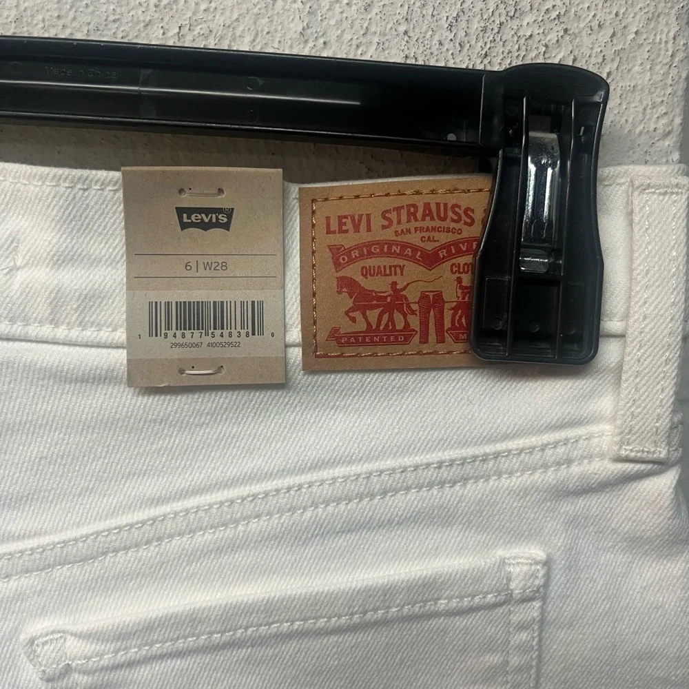 Levi's White Mid-Length Women's Denim Shorts - Classic Roll Hem - Picture 4 of 5